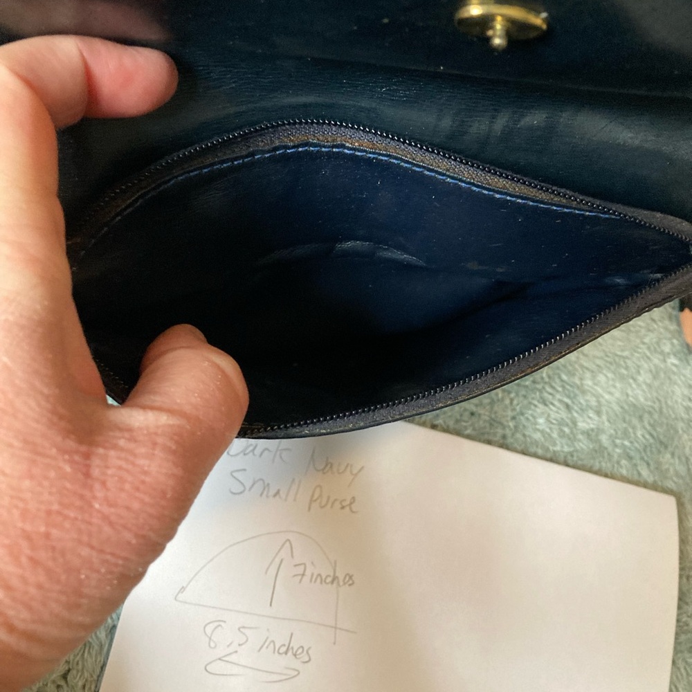 Vintage Gucci Navy Leather Clutch with Gold Emblem - Picture 6 of 7
